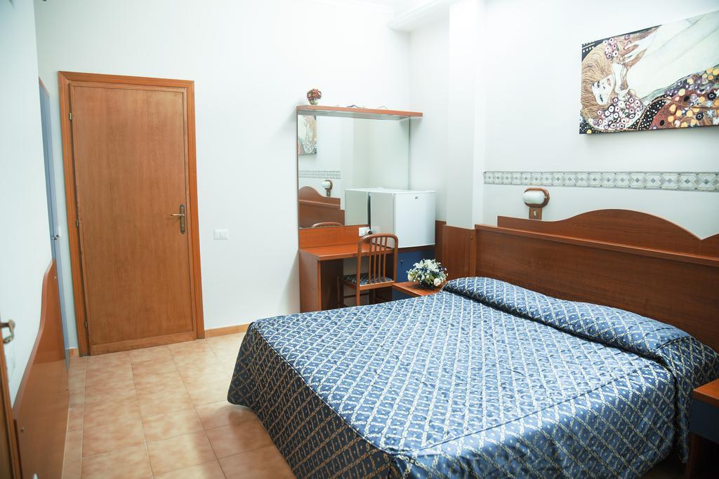 Camp'S Hotel Colonna Bagian luar foto