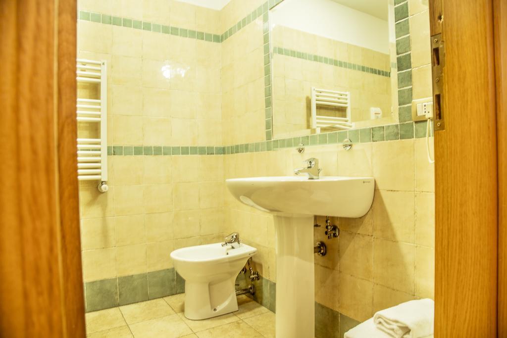 Camp'S Hotel Colonna Bagian luar foto