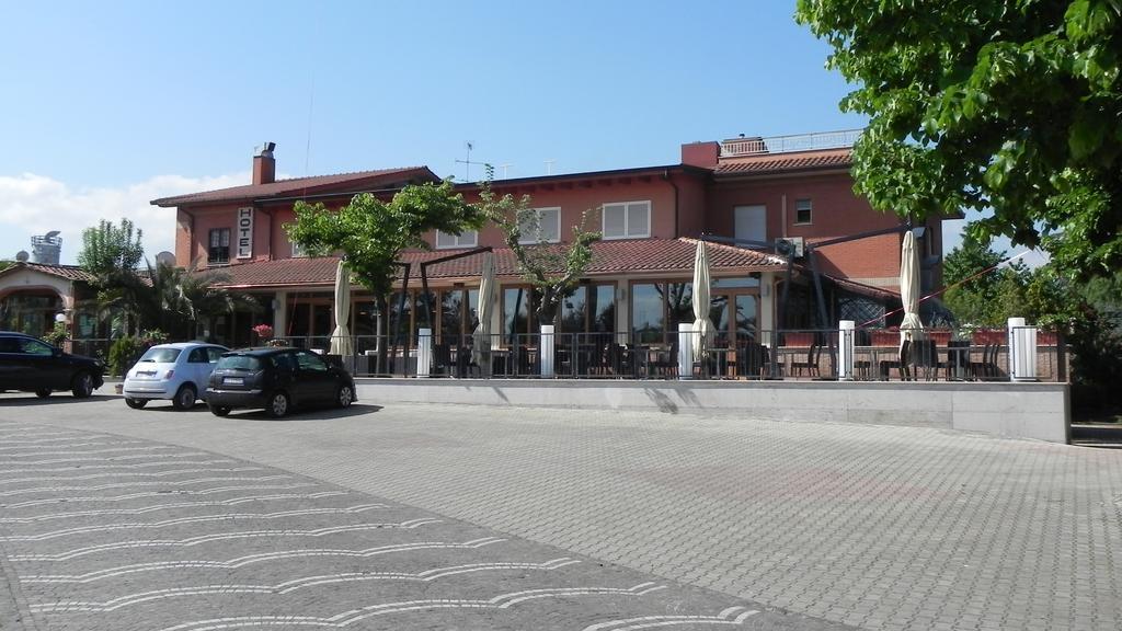 Camp'S Hotel Colonna Bagian luar foto